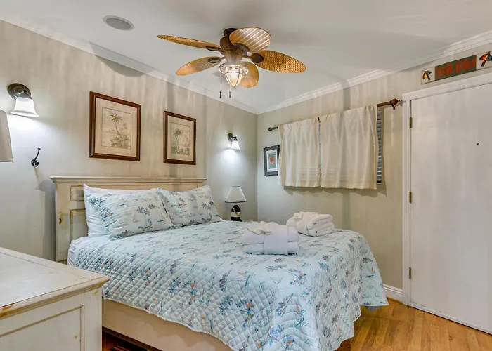 Hilton Head Gem Walk To Coligny Plaza And Beach!